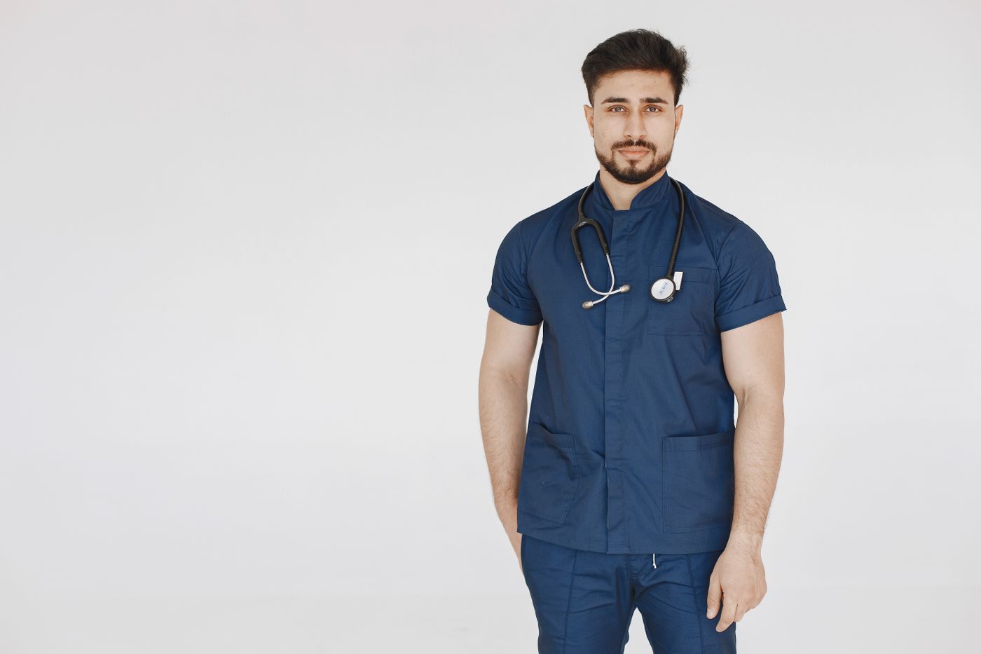 Profesional de la salud con uniforme azul marino y estetoscopio